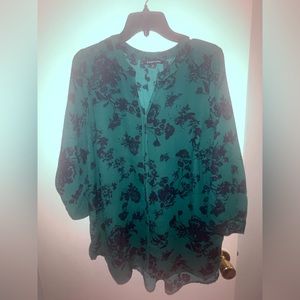 41 hawthorn. Bnwot blouse. Stitch fix. 1x. Dark green with black velvet flowers